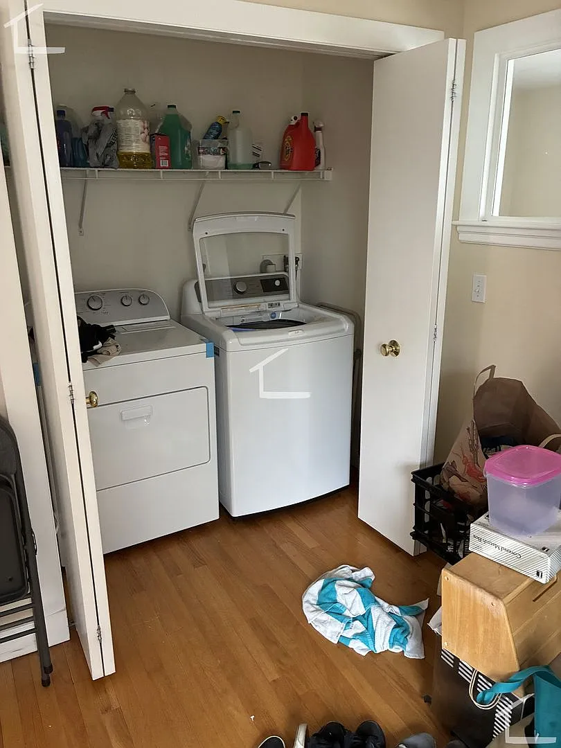 Charming 4 Bedroom Home-No Broker Fee — Photo 2