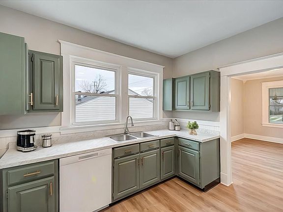 5th image of 497 Russell St