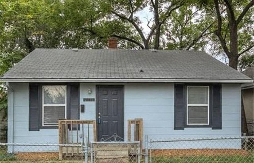 1st image of 2618 Essex Ave