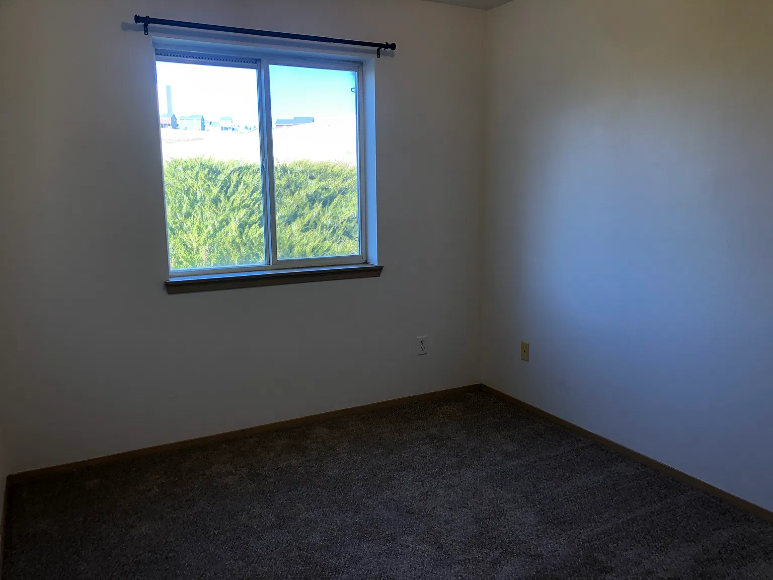 3 bed, 1080 sqft, $1,300 — Photo 3