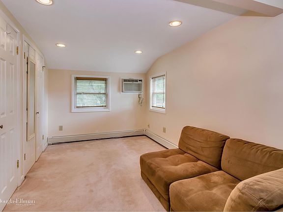 5th image of 10 Belmont Cir