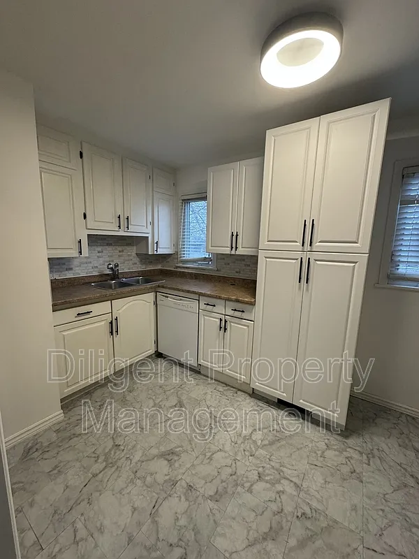 3 bed, 3.0 bath, $600 — Photo 2