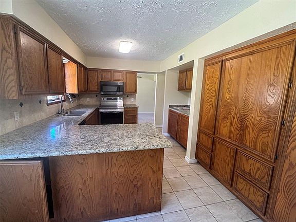 4th image of 25587 White Oak Ln