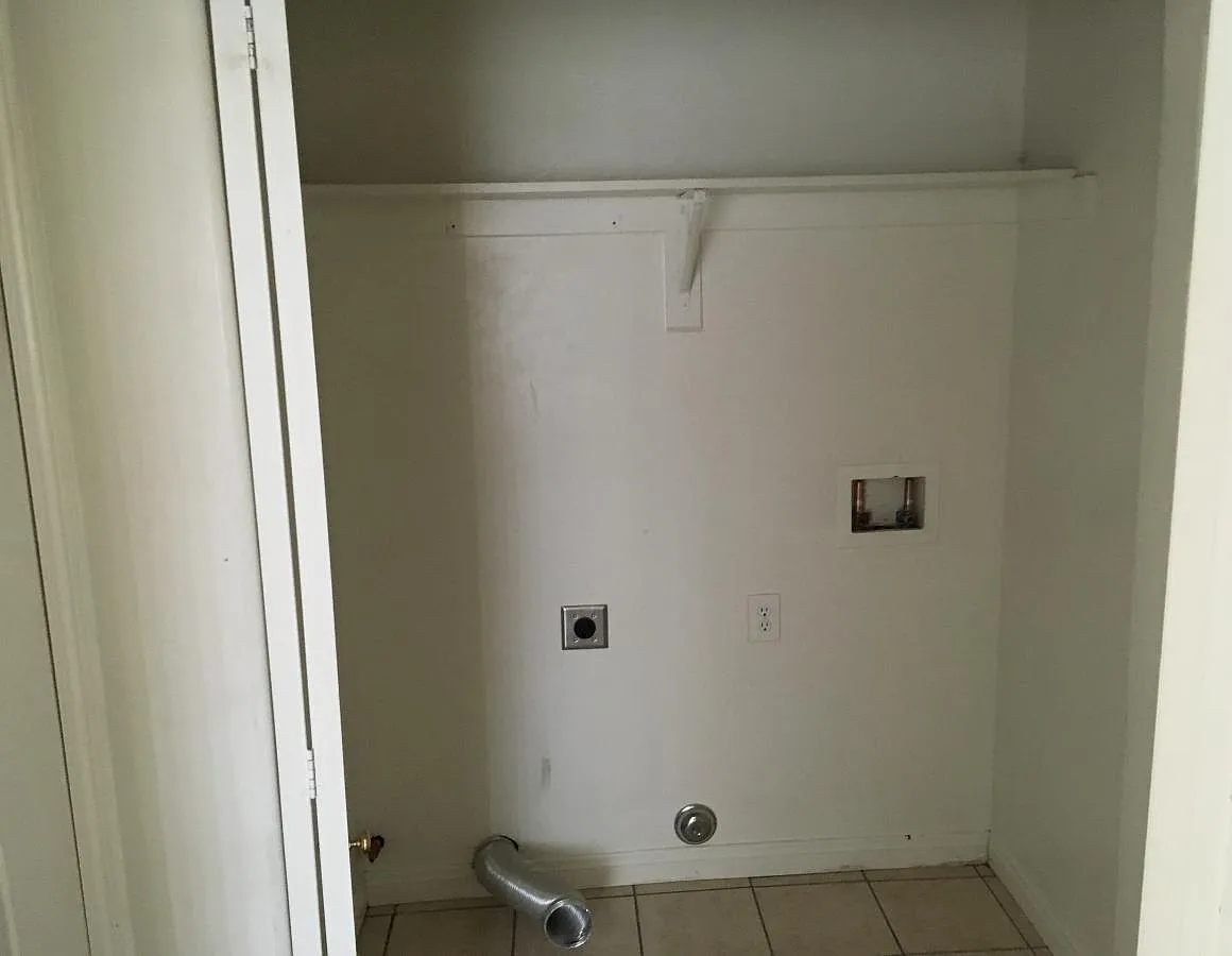 3 bed, 1000 sqft, $2,100 — Photo 2
