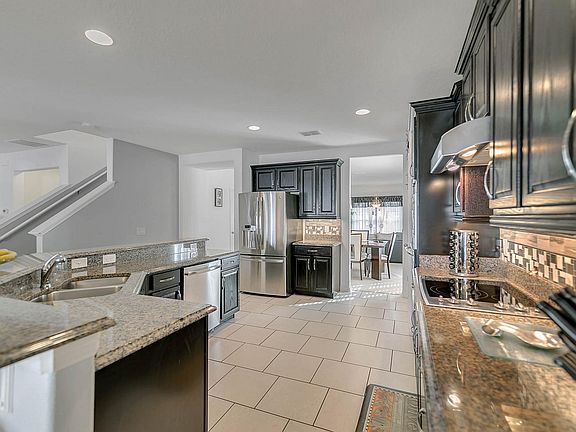 5th image of 10234 Lenox St