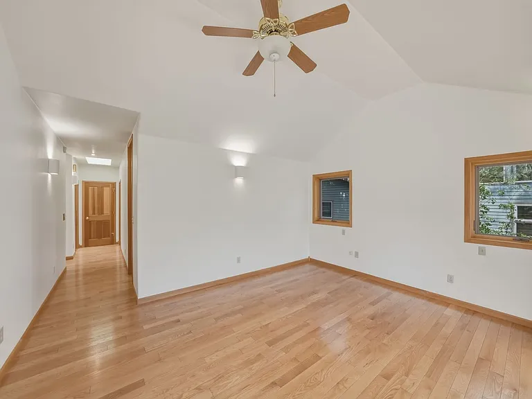 637 NW Silver Buckle Rd — Photo 5