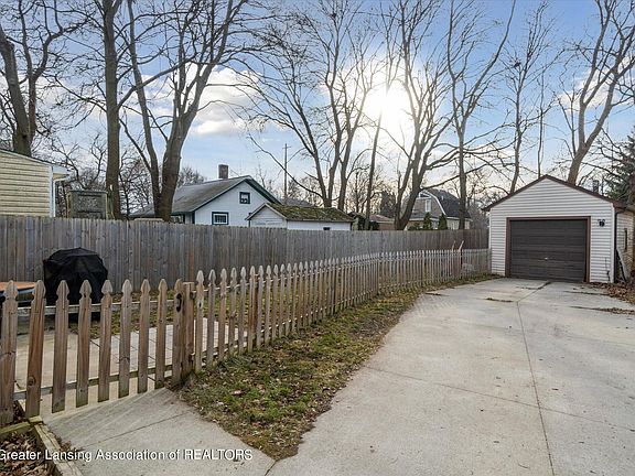 3rd image of 307 N Hayford Ave