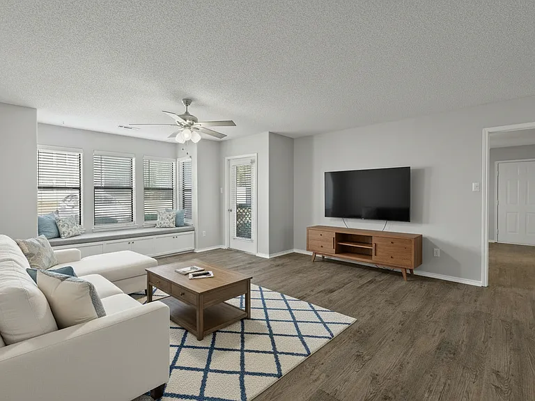 Courtney Square Apartments — Photo 6