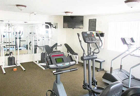 Burbank Village Apartments — Photo 9
