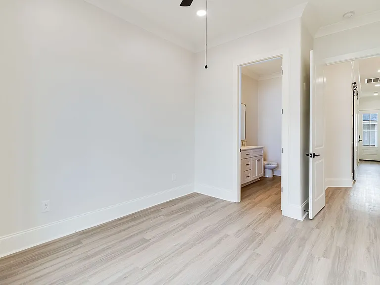 102 Perth Pl — Photo 32