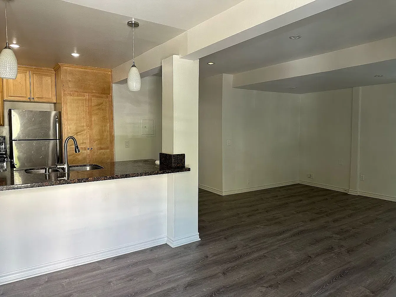 1105 S Barrington Ave — Photo 2