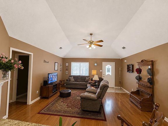 4th image of 415 Oakland Hills Dr