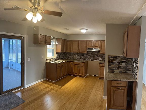 5th image of 631 Carolyn St