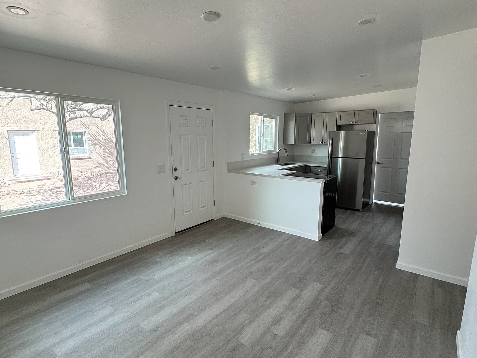 3 bed, 850 sqft, $1,950 — Photo 2