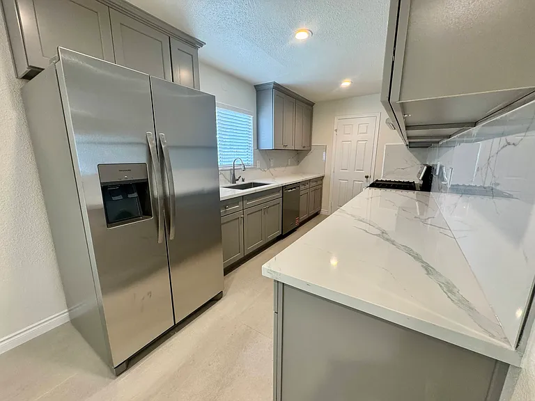 9855 Almeria Ave — Photo 3