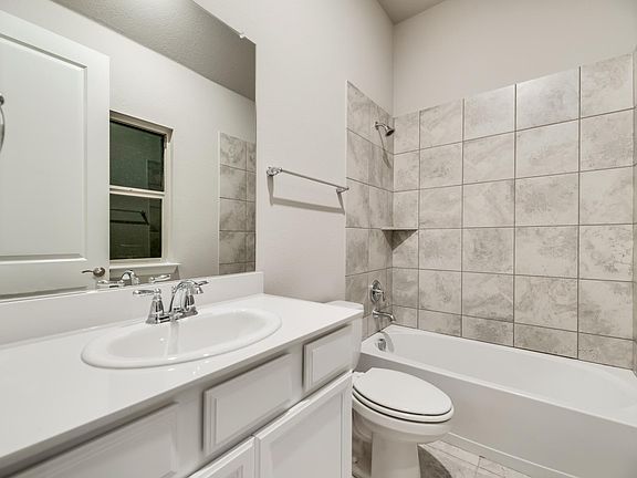 5th image of 2400 Bottlebrush Dr