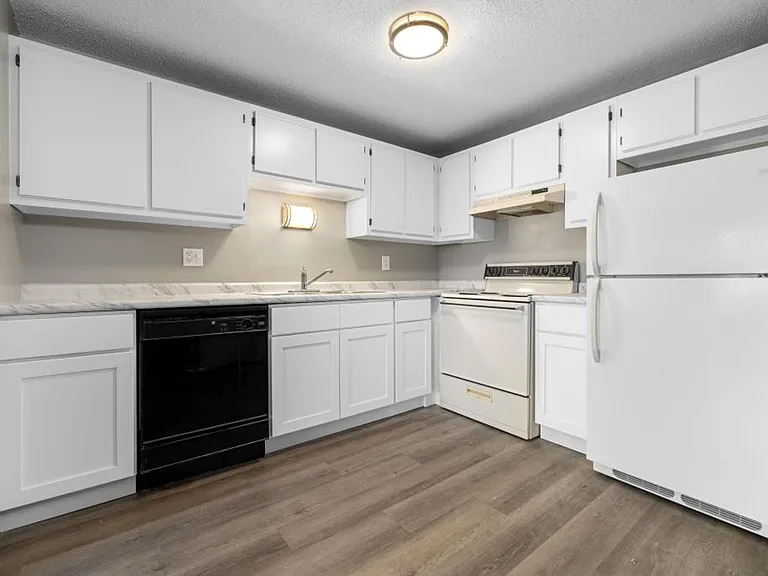 Maplewood Apartments — Photo 9