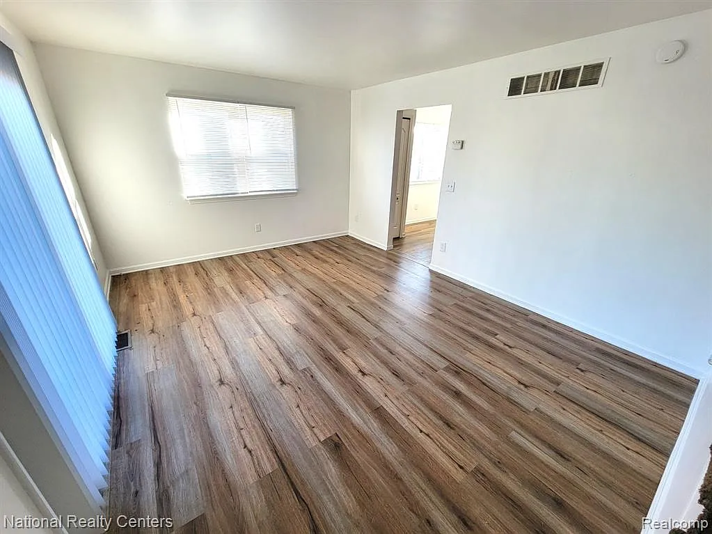 2 bed, 1.0 bath, 960 sqft, $1,350 — Photo 3