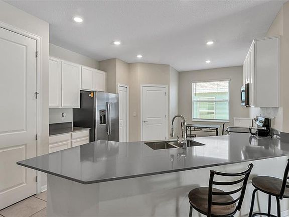 4th image of 163 Pershing St