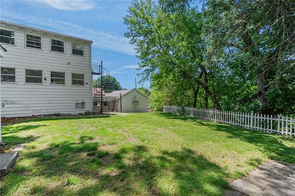 2 bed, 896 sqft, $1,200 — Photo 2