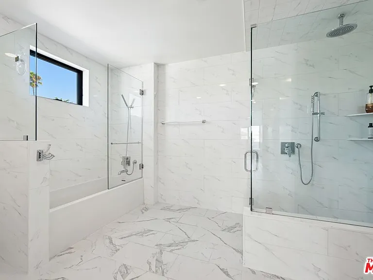 137 N Doheny Dr #3 — Photo 33