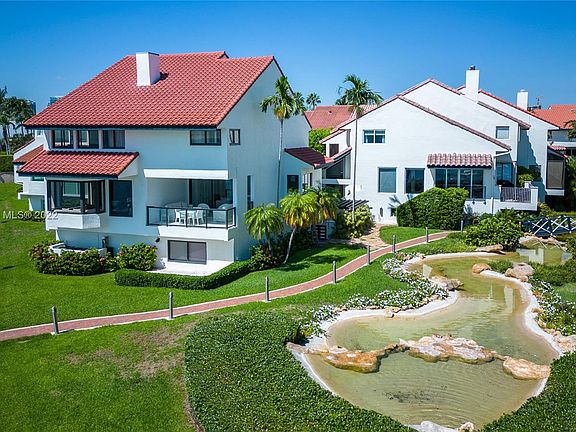 3rd image of 2000 S Bayshore Dr APT 32