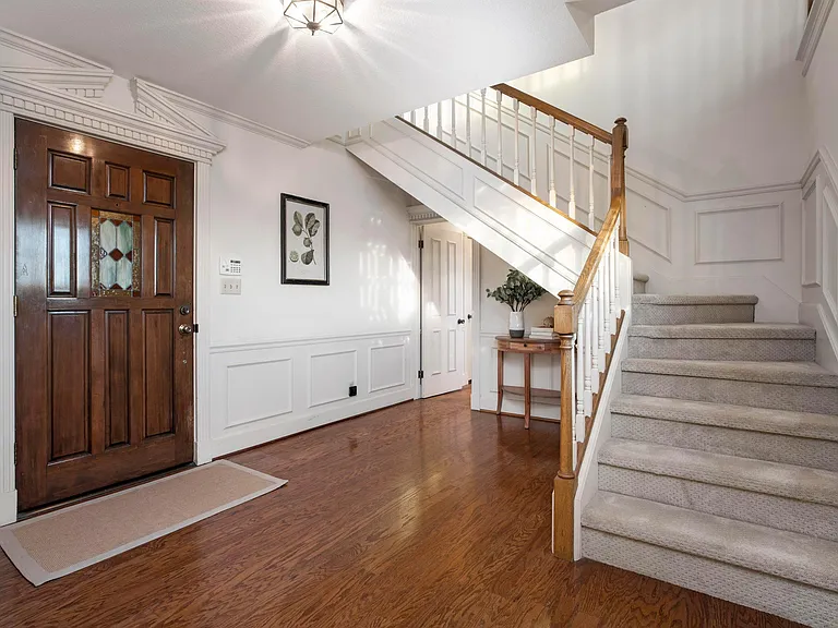 920 Roble Ln — Photo 4