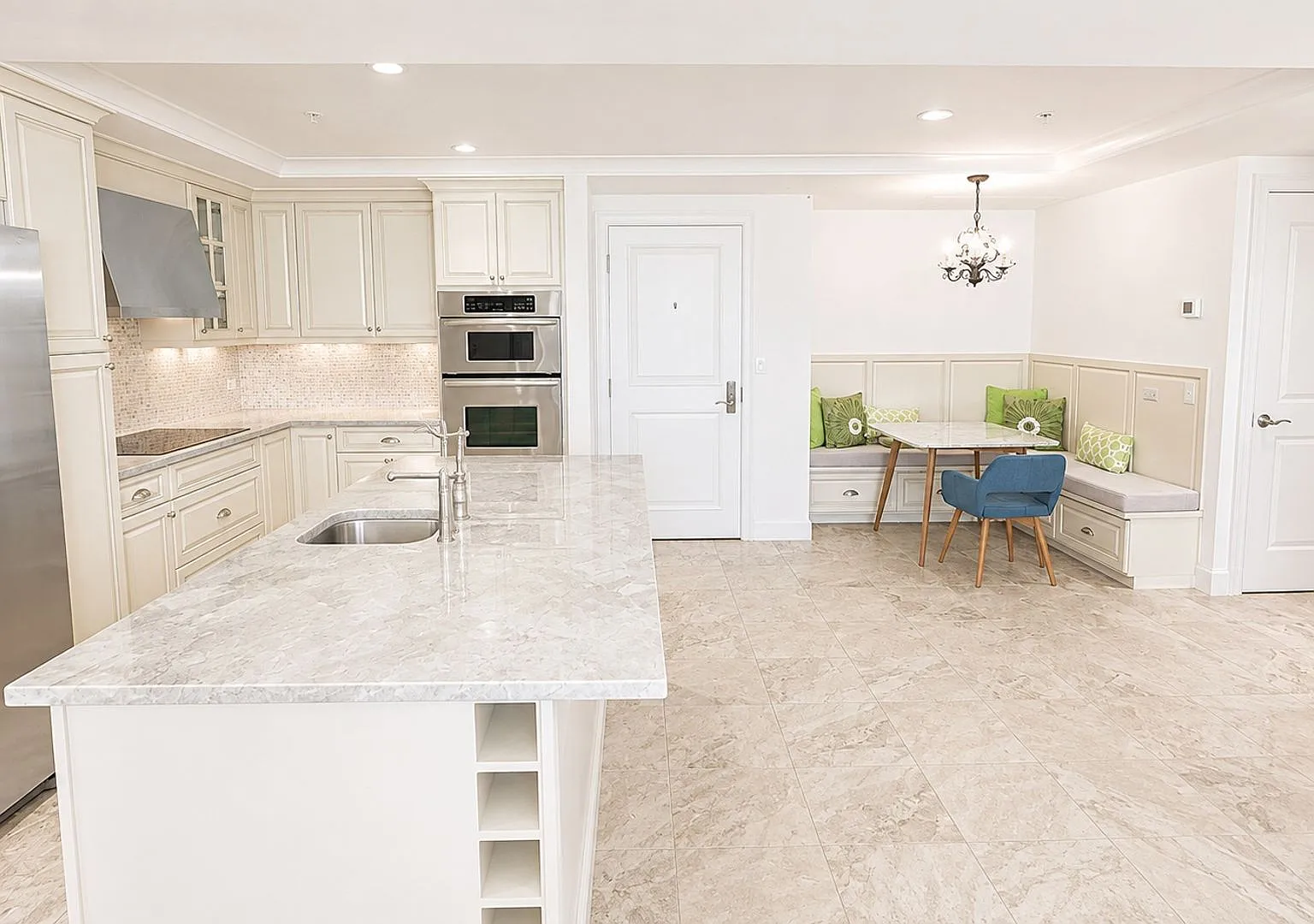 Annual partially furnished 2/2 at 1350 Main St with partial view of Sarasota Bay! — Photo 3