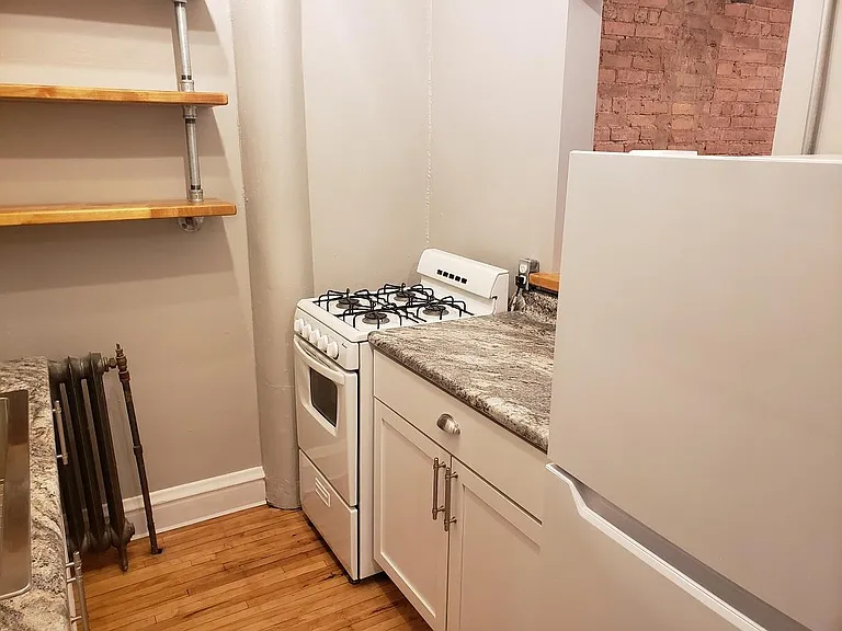 506 1/2 E 4th St #D — Photo 5