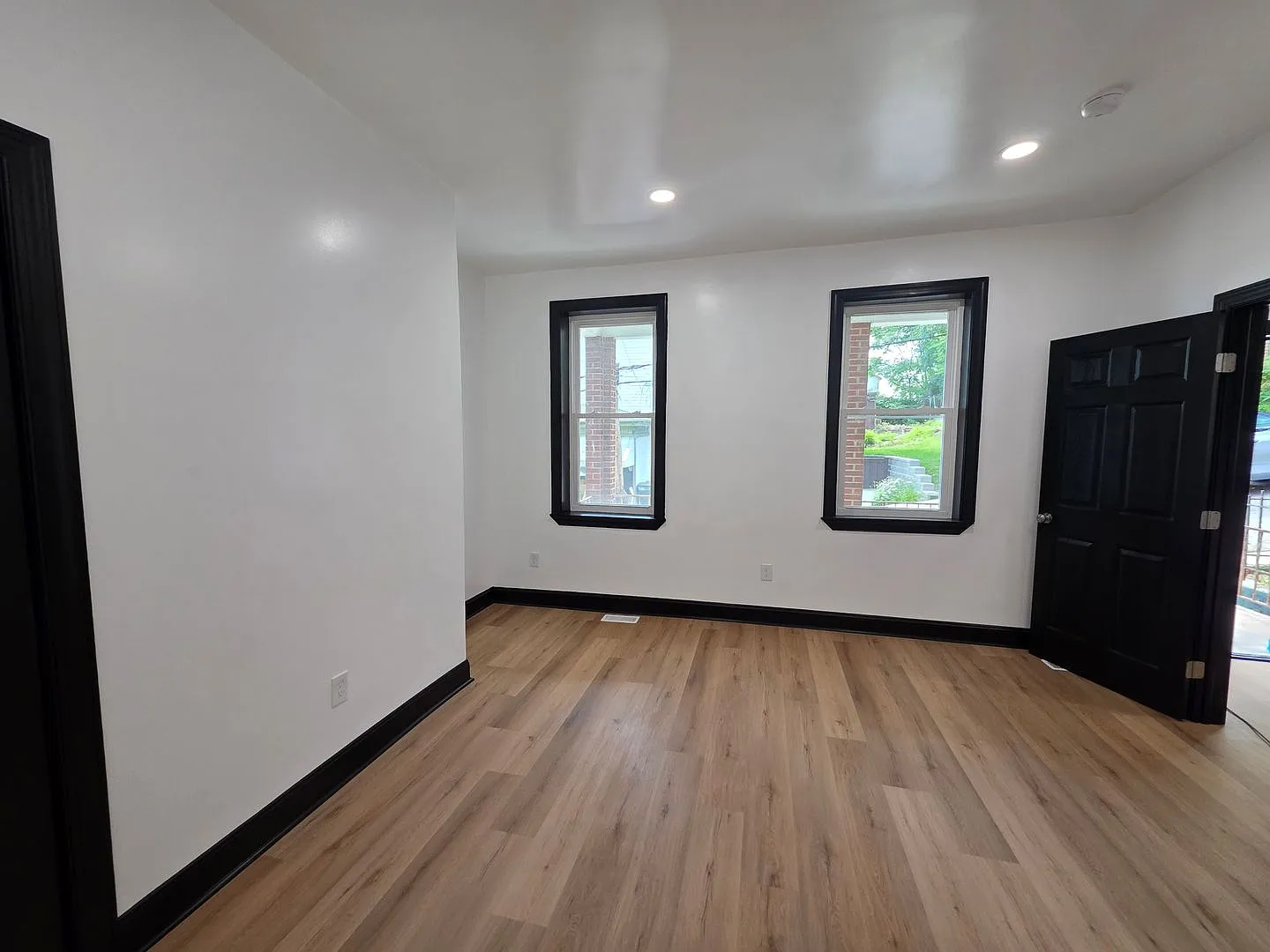 Fully Updated 4 bedroom 1.5 bath house for rent — Photo 2