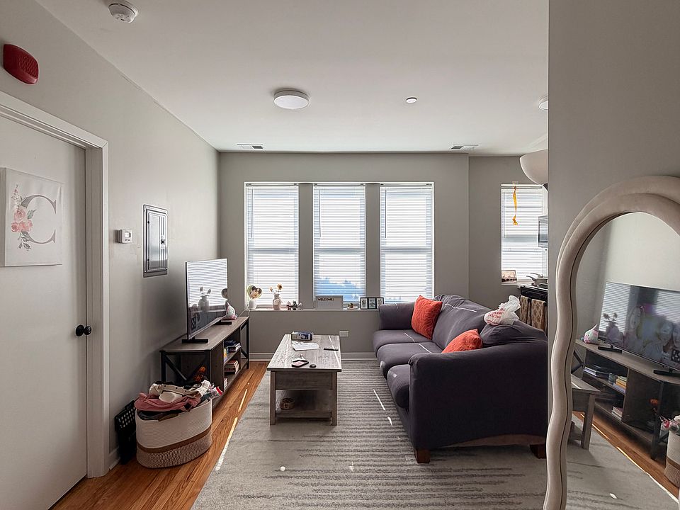 1st image of 3055 W Leland Ave #205