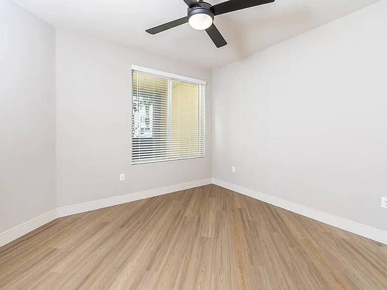Bowen Apartments — Photo 38