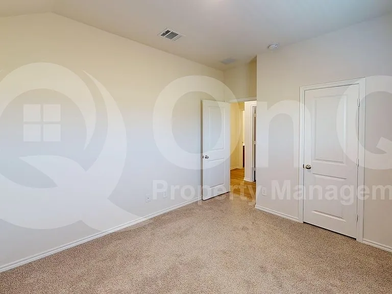 915 Presleigh Dr — Photo 10