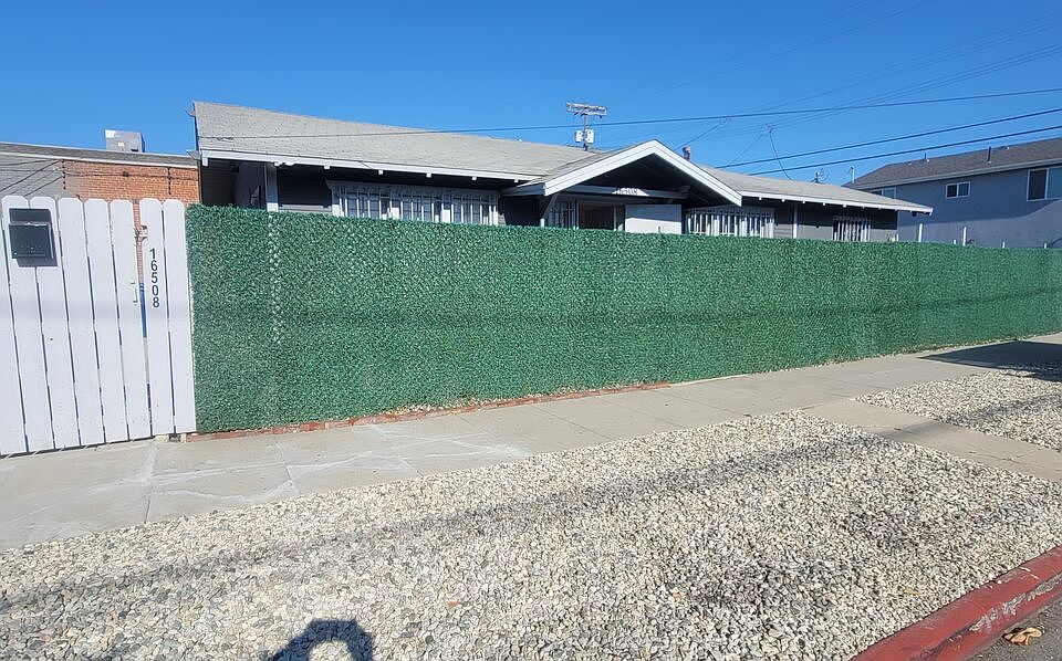 1st image of 762 W Gardena Blvd