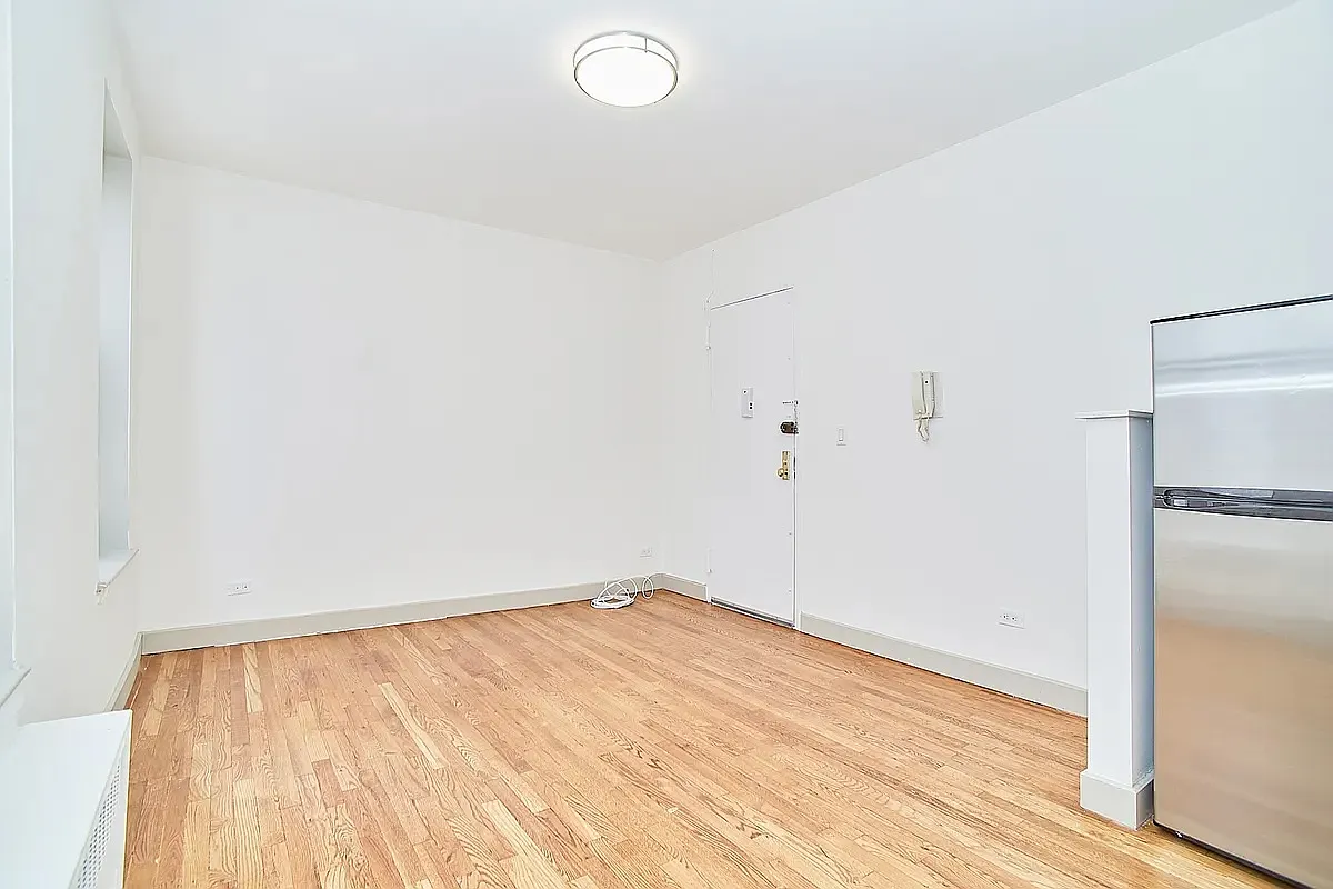 152 East 22nd Street — Photo 3
