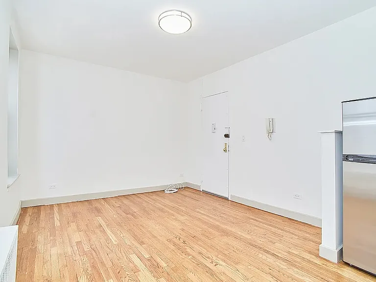 152 E 22nd St #2D — Photo 3