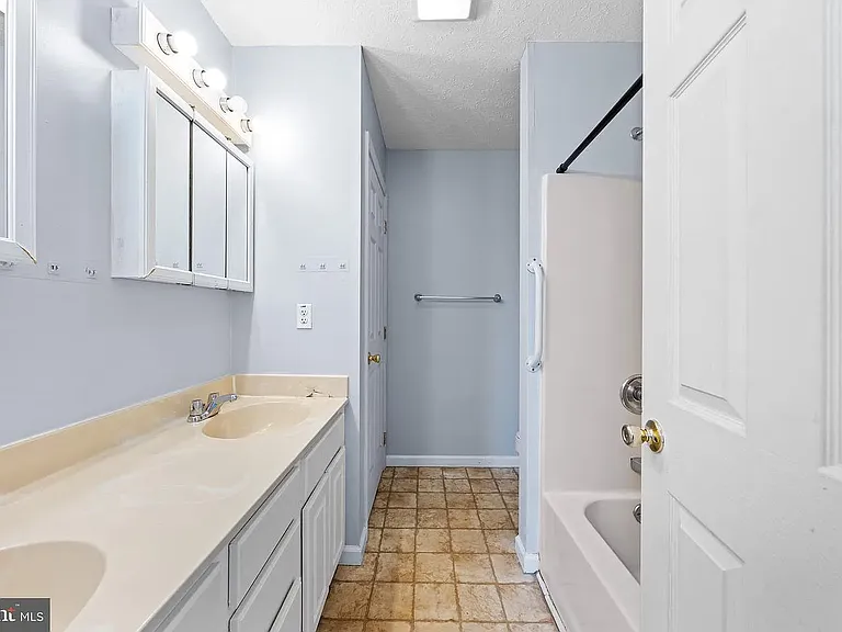 1019 Cricket Ln — Photo 11