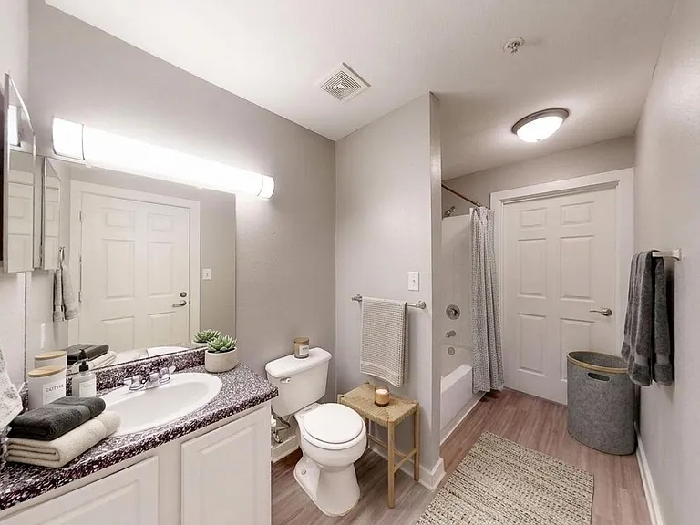 Hill Country Apartments — Photo 32