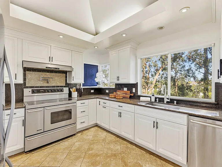 866 Alma Pl — Photo 29