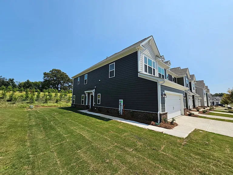 2839 Aubrey St — Photo 2