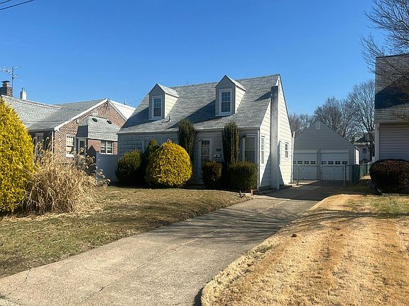 2nd image of 1067 Emerson Ln