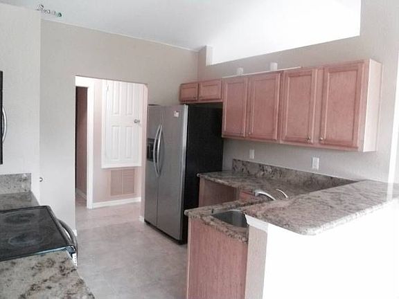 Kitchen w/ Granite