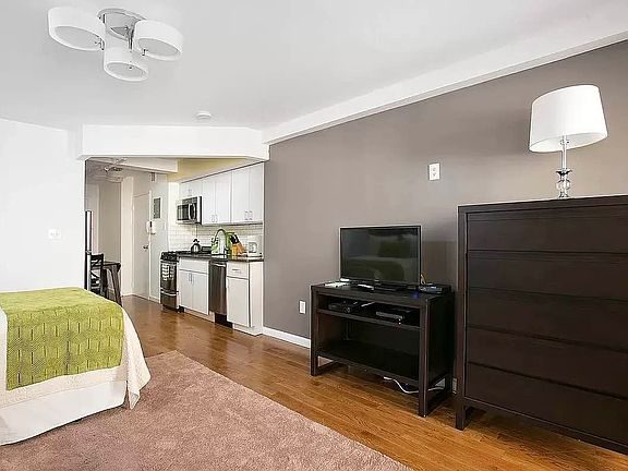2nd image of 140 W 19th St #2B