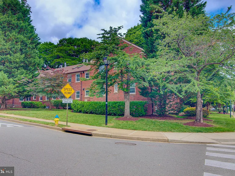 2100 N Scott St #106 — Photo 33