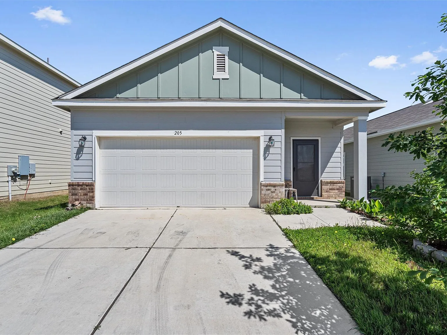 3 bed, 2.0 bath, 1376 sqft, $1,600 — Photo 2