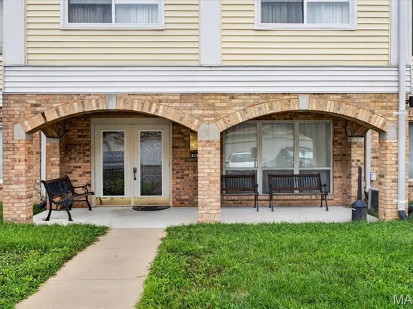 942 Guelbreth Ln APT 300, Saint Louis, MO 63141
