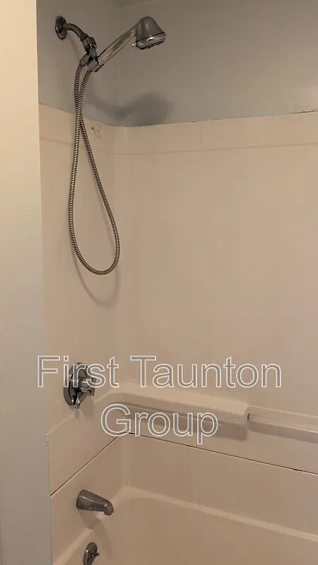 458 Weir St — Photo 4