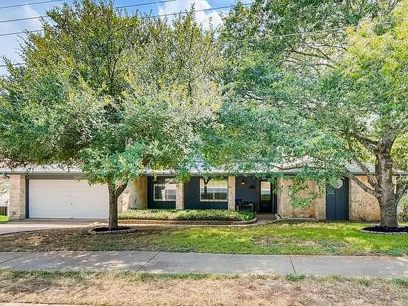 3rd image of 2405 Creek Bend Cir