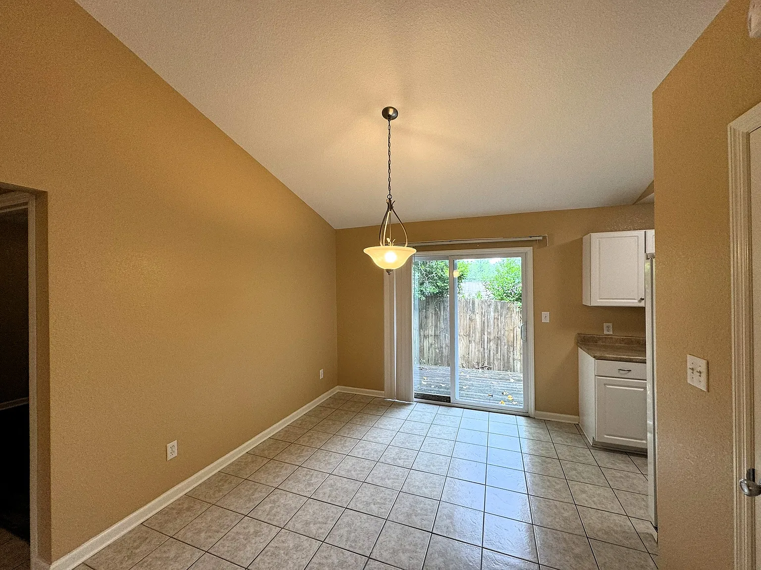 3 bed, 988 sqft, $1,400 — Photo 3