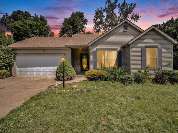 2207 Oakwood Park Dr, South Bend, IN 46628